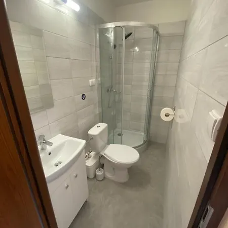& Restauracja Lustrzany Zakatek Penzion *