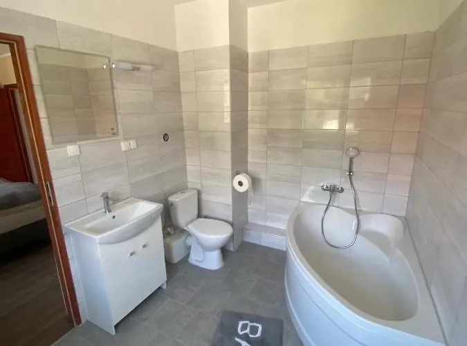 & Restauracja Lustrzany Zakatek 슈차이르크